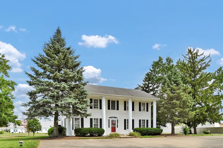 Colonial Retreat — short-term rental in LaGrange, OH